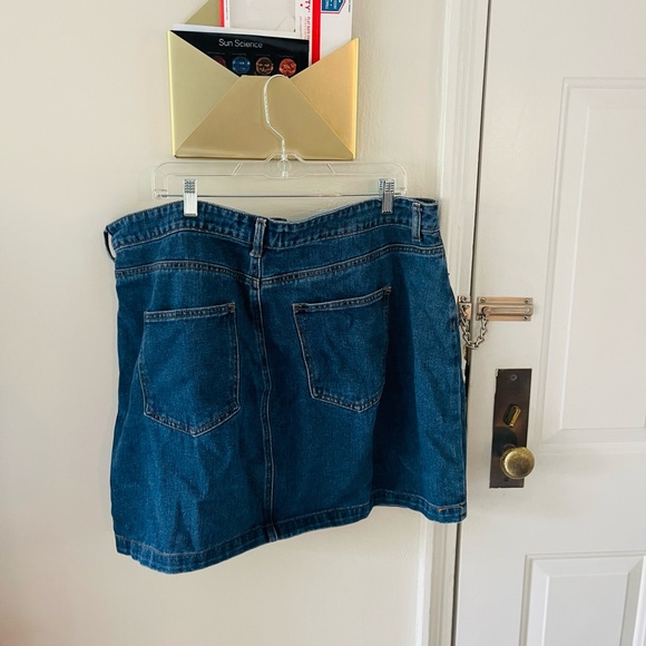 Mini Skirt - Picture 2 of 4